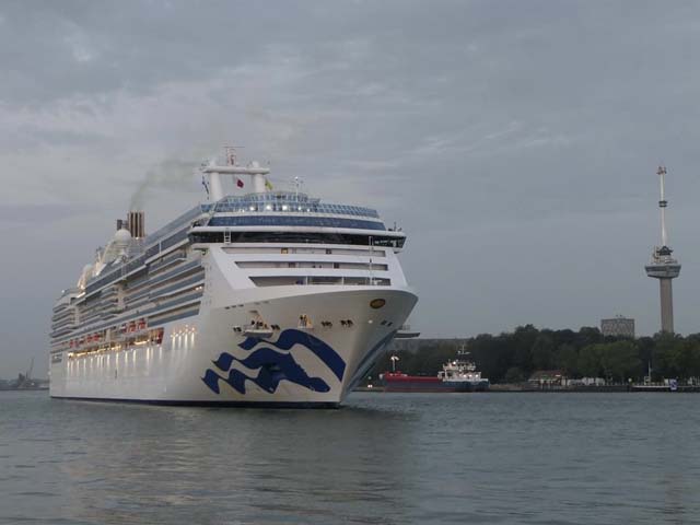 ms Princess Island van Princess Cruises aan de Cruise Terminal Rotterdam